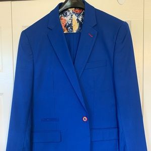 Mens dress suit   Size L Royal Blue. Worn very little.